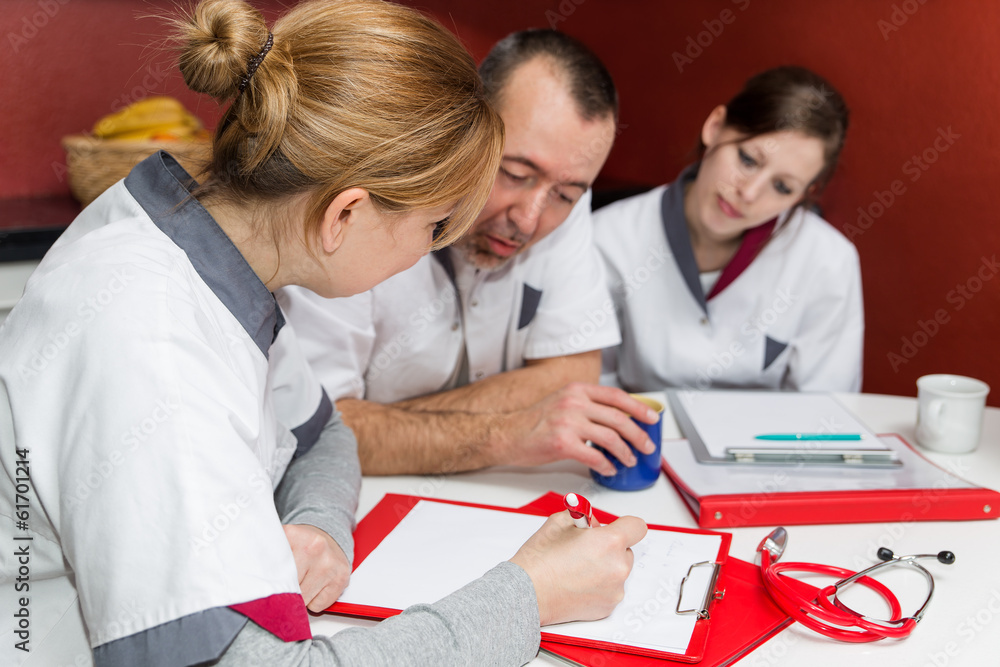 Fototapeta premium Drei Pfleger bei einer Besprechung
