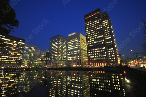 Night view of a building group in Marunouchi © TAGSTOCK2