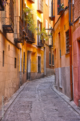 Calle del Toledo antiguo, España, estrecha, angosta © luisfpizarro