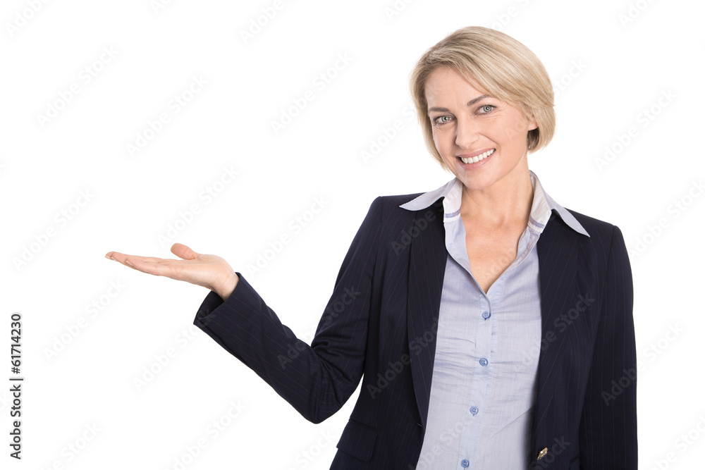 Ältere Business Frau isoliert präsentiert mit der Hand Ältere Business Frau isoliert präsentiert mit der Hand