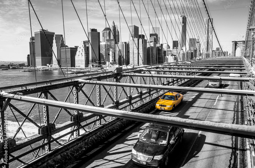 Obraz premium Taksówka przejeżdżająca przez Brooklyn Bridge w Nowym Jorku