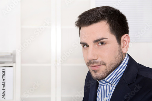 Gesicht: Geschäftsmann in Anzug blau und Hemd attraktiv