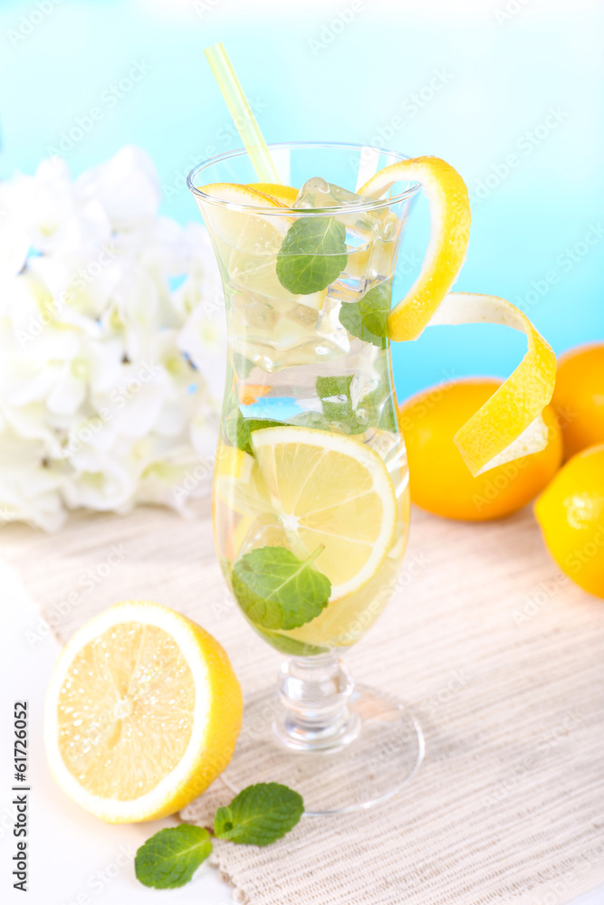 Fototapeta premium Glass of cocktail with lemon and mint