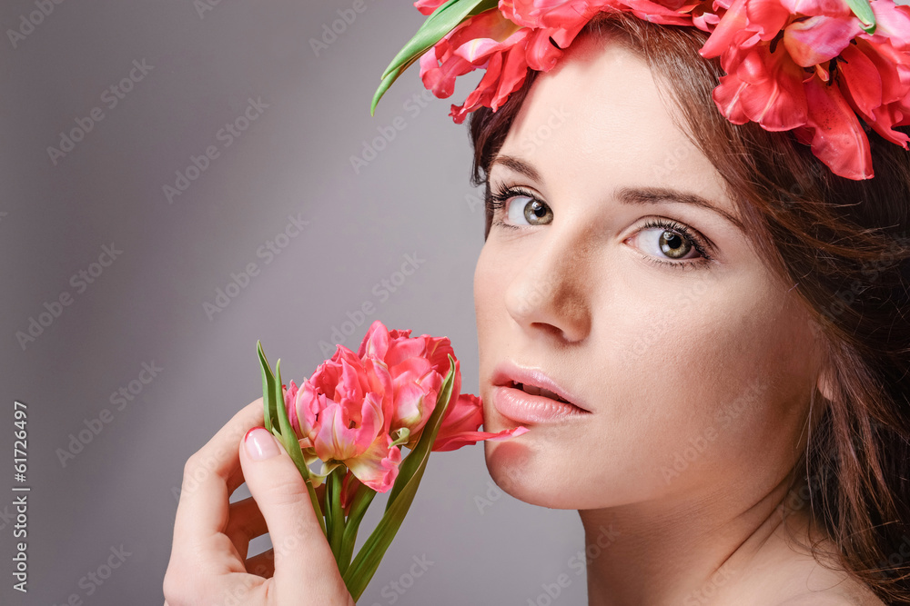 Naklejka premium Fresh photo fashion model with great hair and flowers in her hai