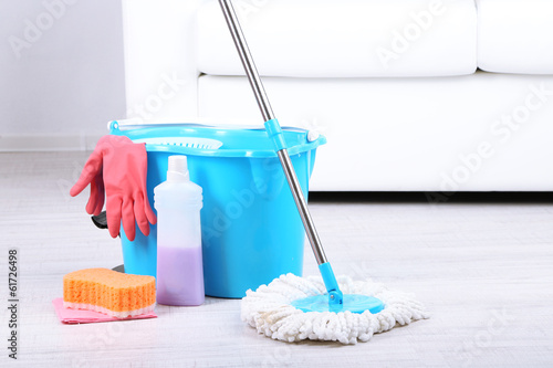 Fotografia Floor mop and bucket for washing in room