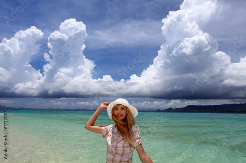 南国沖縄の美しいビーチで寛ぐ笑顔の女性
