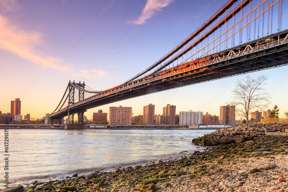 Naklejka premium Most na Manhattanie o zachodzie słońca