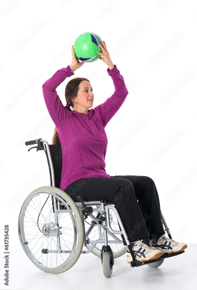 Obraz premium woman in wheelchair with ball
