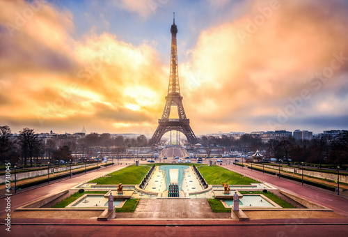 Fototapeta Wieża Eiffla w Paryżu w czasie zachodu słońca duża