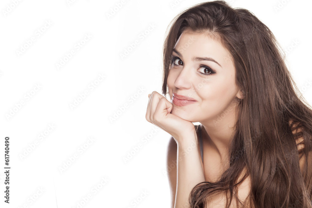 Fototapeta premium Uśmiechnięta młoda kobieta na białym tle