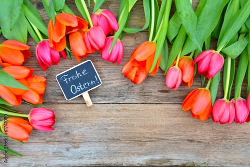 Tulpenblüten mit Holztafel
