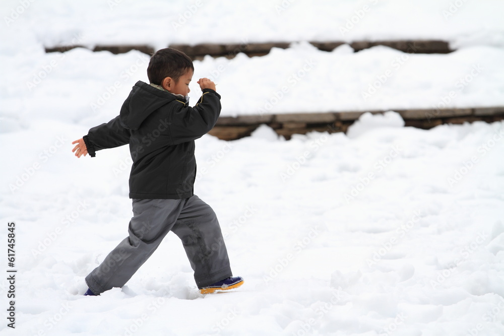 雪原を走る幼児(4歳児) 雪原を走る幼児(4歳児)