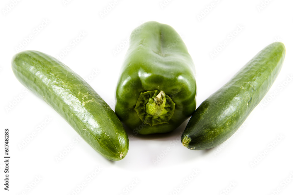 Frische Grüne Paprika mit Salatgurken Frische Grüne Paprika mit Salatgurken