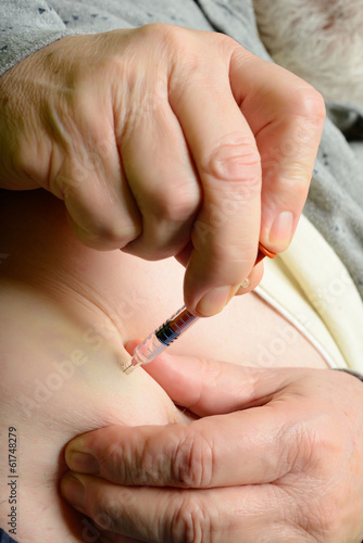 Uomo che si somministra un’ iniezione sottocutanea