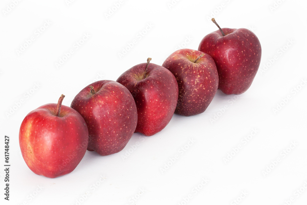 pommes rouges en ligne sur fond blanc pommes rouges en ligne sur fond blanc