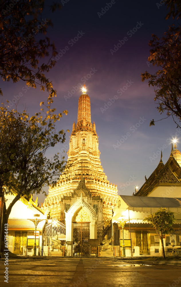 Naklejka premium Wat Arun at night, Bangkok, Thailand