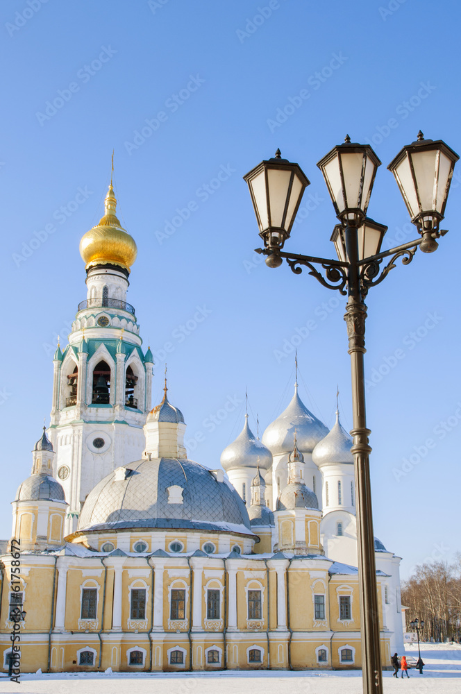 Вид на колокольню и Софийский собор в Вологде