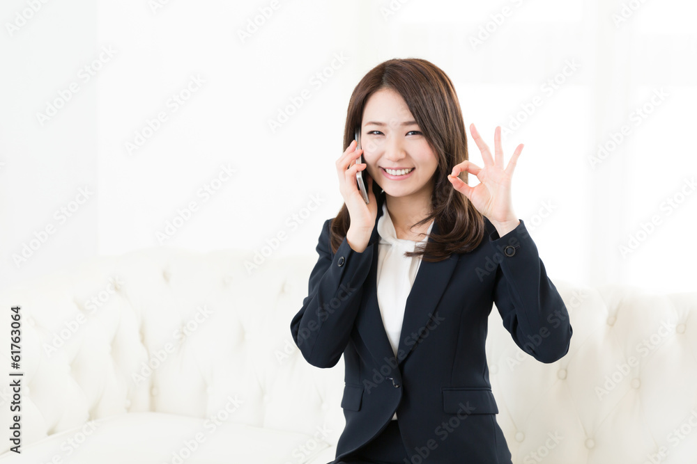 電話をする女性 ビジネス 電話をする女性 ビジネス