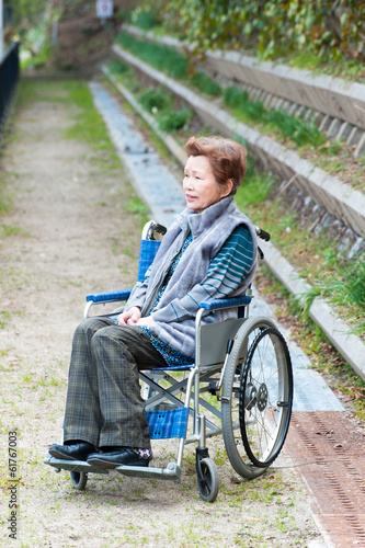 車椅子生活の高齢者の女性