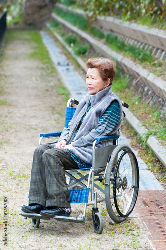 車椅子生活の高齢者の女性
