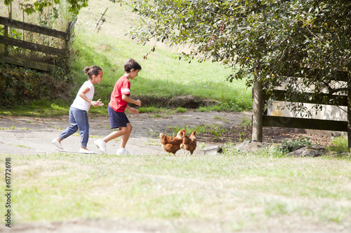 Niños persiguiendo unas gallinas © Ricardo Ferrando