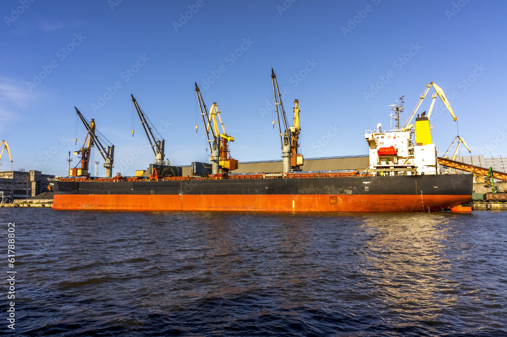 Naklejka premium Cargo ship unloading