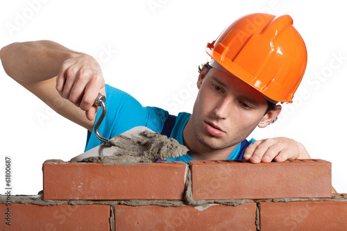 Foto Concentrated bricklayer putting