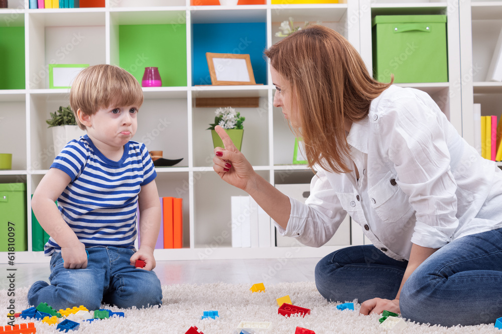 Ταπετσαρία Angry mother scolding a disobedient child