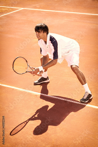 man plays tennis © luckybusiness