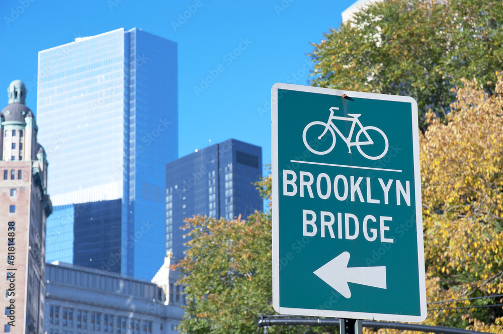 Naklejka premium Brooklyn Bridge Bike sign, New York City