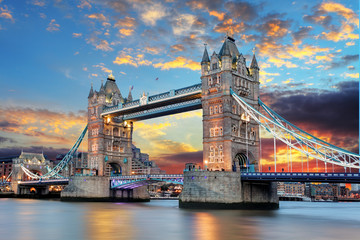 Papier peint photo Des ponts Tower Bridge sur la Tamise londonienne  © TTstudio