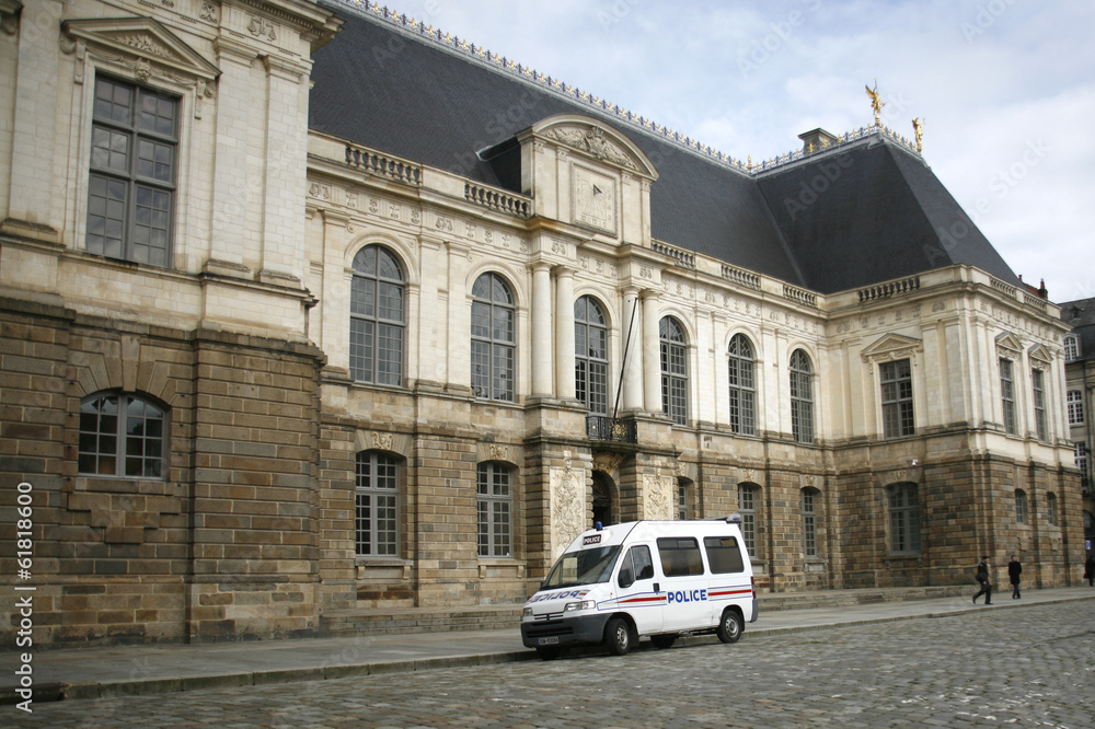 camionnette de police devant le tribunal