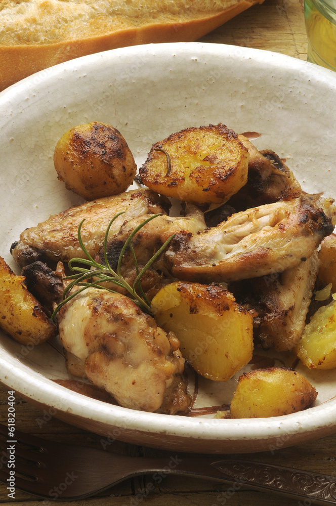 Pollo e patate Chicken and potatoes الدجاج والبطاطا Pollo e patate Chicken and potatoes الدجاج والبطاطا