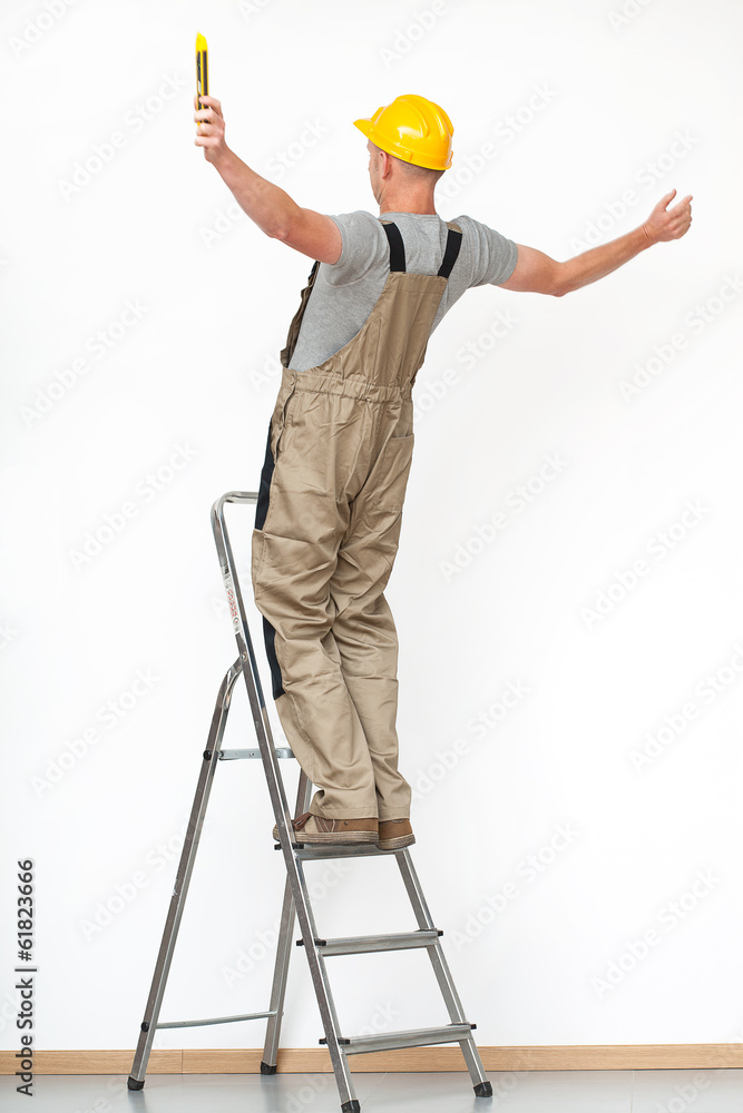 Worker falling from ladder Worker falling from ladder