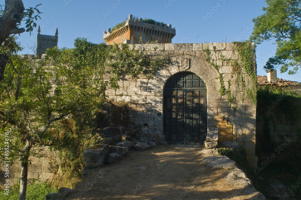 puerta de entrada al castillo  de pambre 2