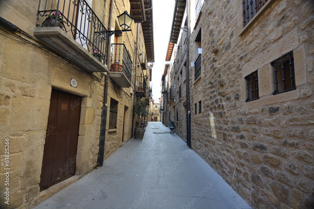 Calles estrechas de pueblo pintoresco (Laguardia)