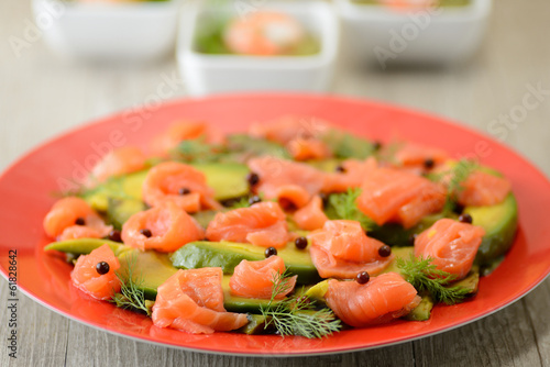 Piatto di avocado e salmone affumicato in insalata photo