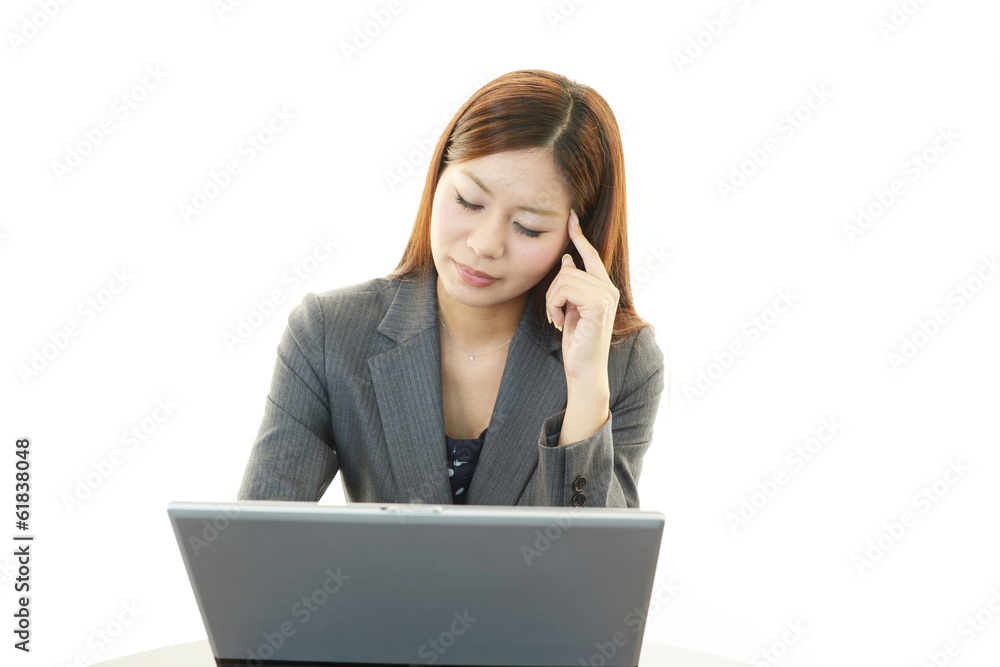 疲れた表情のOL