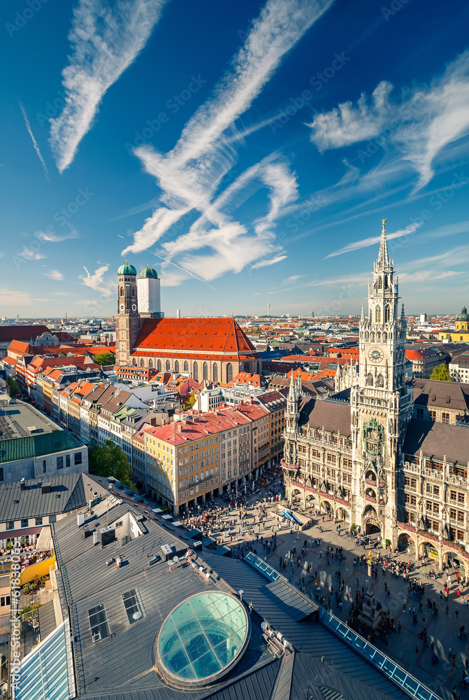 Fototapeta premium Widok z lotu ptaka na zabytkowe centrum Monachium