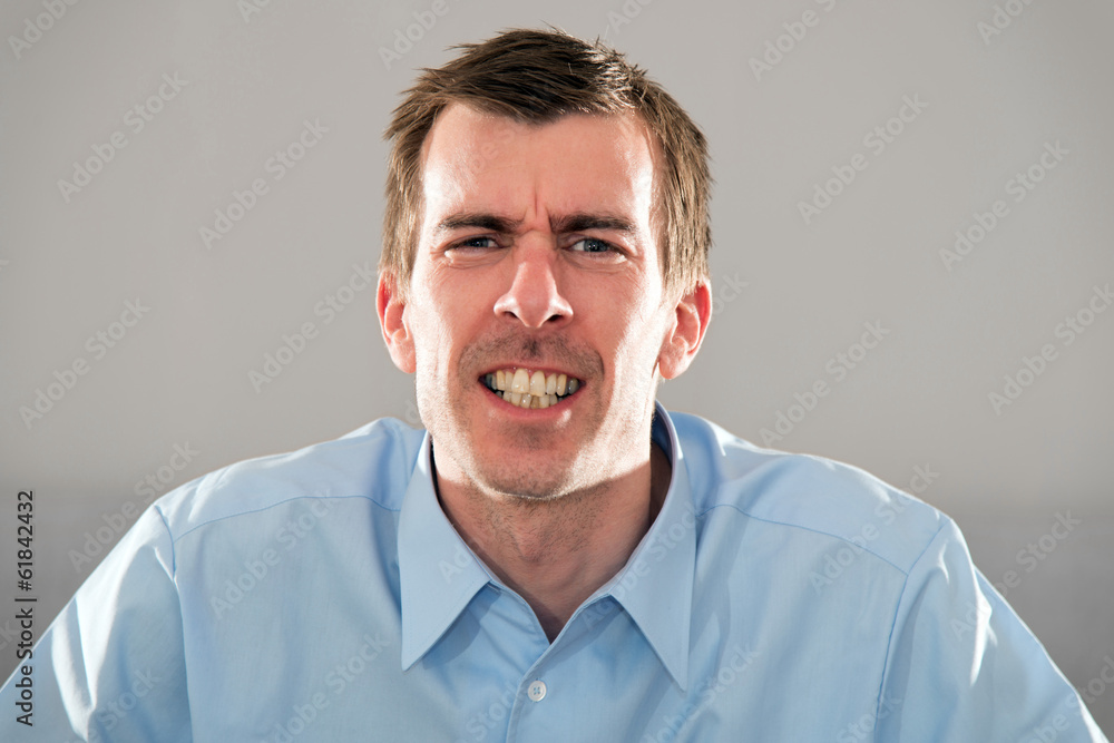 Mimik, Gesicht, junger Mann, blaues Hemd, kurze, dunkle Haare Mimik, Gesicht, junger Mann, blaues Hemd, kurze, dunkle Haare