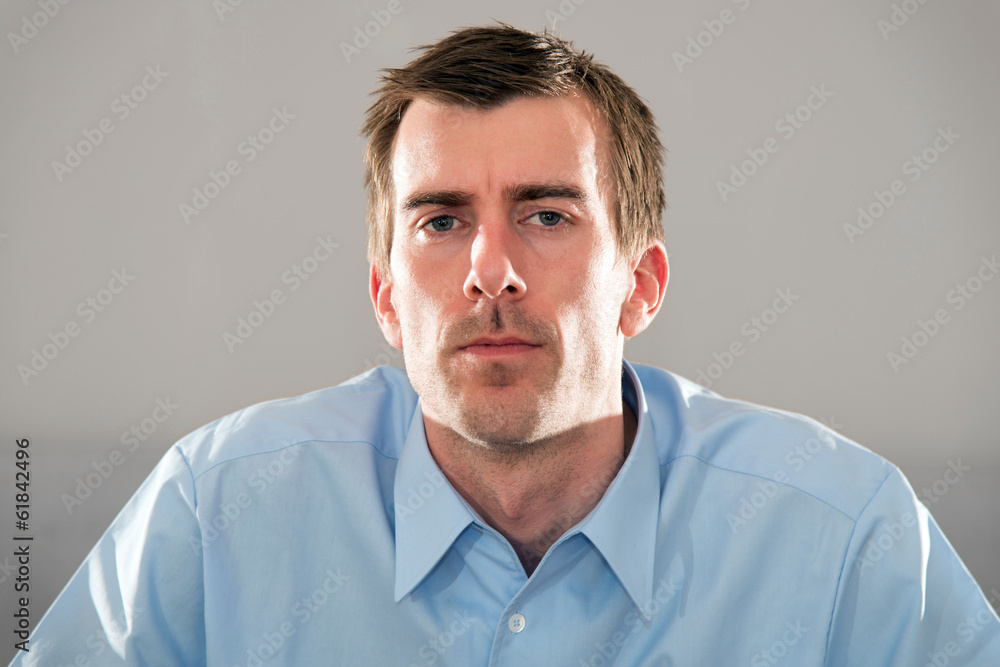 Mimik, Gesicht, junger Mann, blaues Hemd, kurze, dunkle Haare Mimik, Gesicht, junger Mann, blaues Hemd, kurze, dunkle Haare
