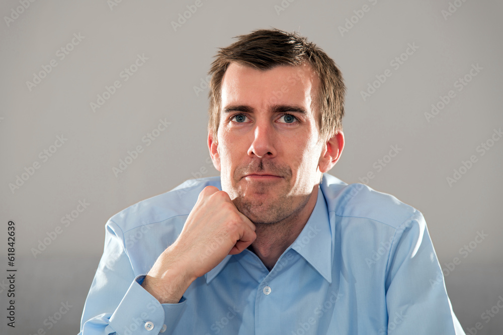 Mimik, Gesicht, junger Mann, blaues Hemd, kurze, dunkle Haare Mimik, Gesicht, junger Mann, blaues Hemd, kurze, dunkle Haare