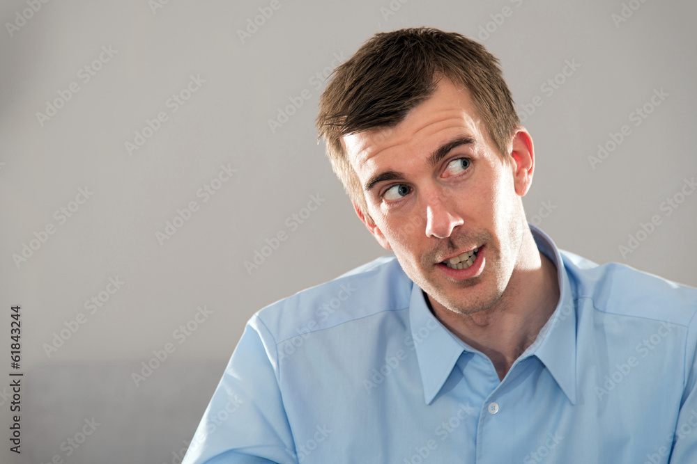 Mimik, Gesicht, junger Mann, blaues Hemd, kurze, dunkle Haare Mimik, Gesicht, junger Mann, blaues Hemd, kurze, dunkle Haare