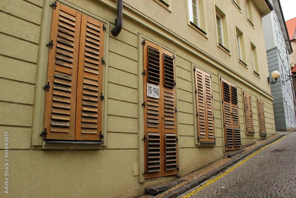 Reihe von Fenstern und Türen in der Altstadt von Bratislava Reihe von Fenstern und Türen in der Altstadt von Bratislava