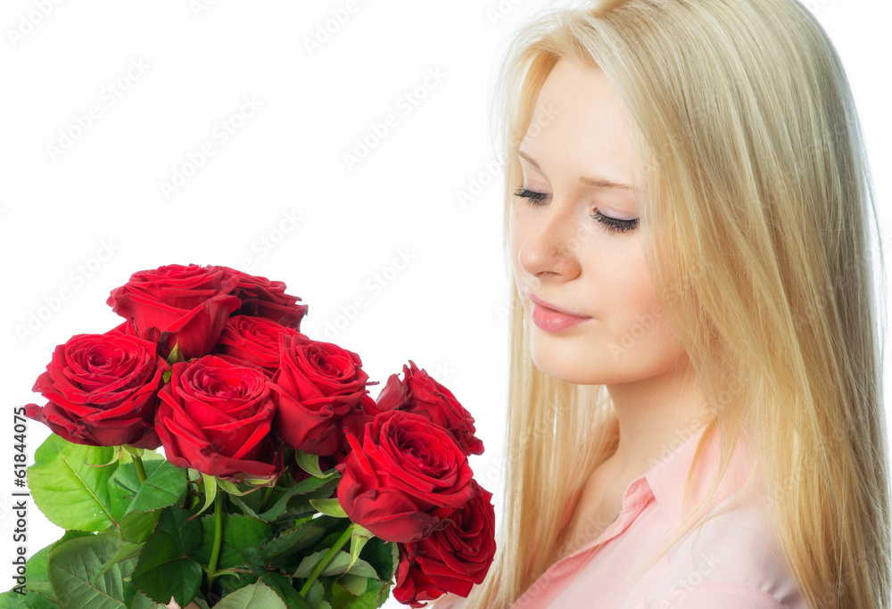 Blondes Mädchen schaut auf Rosen