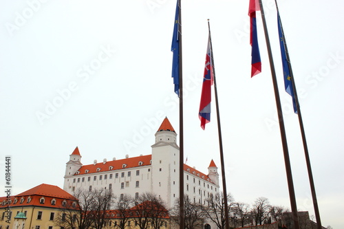 Burg von Bratislava in der Slowakei mit Fahnen