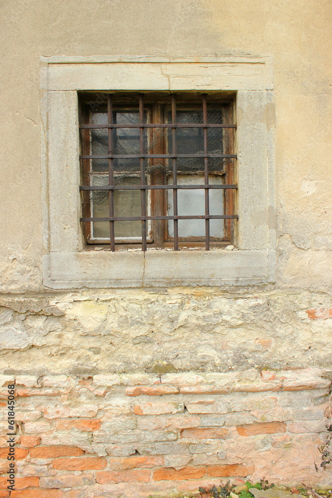Vergittertes Fenster in einem Abbruchhaus in Bratislava
