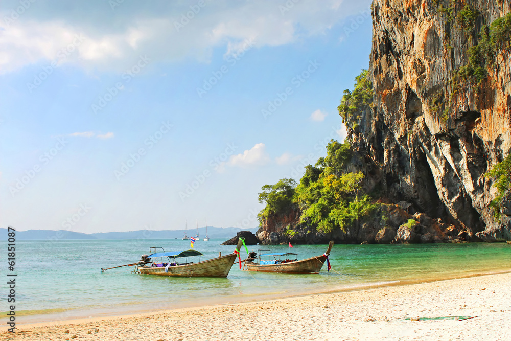 Obraz premium Holiday vacation concept background - Long tail boat