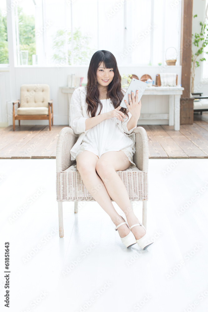 タブレットPCを使う女性 タブレットPCを使う女性