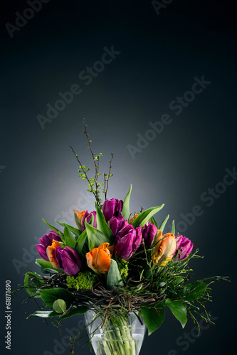 Fototapeta Naklejka Na Ścianę i Meble -  Tulpenstrauß in Vase auf dunklem Hintergrund